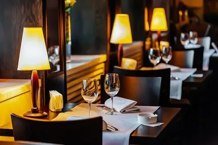 Restaurant mit gem&uuml;tlicher Beleuchtung